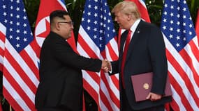Donald Trump et Kim Jong un lors du sommet le 12 juin 2018 à Singapour. - Anthony WALLACE / POOL / AFP