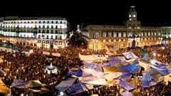 Sur la place madrilène Puerta del Sol, où des milliers de jeunes Espagnols surnommés "los indignados" se sont rassemblés jeudi pour la cinquième journée consécutive. La commission électorale espagnole a annoncé jeudi soir que les manifestations, qui secou