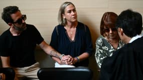 Gisèle P. (à droite) avec l'un de ses avocats, aux côtés de sa fille Caroline (au centre) et de son fils, au palais de justice à Avignon, le 2 septembre 2024