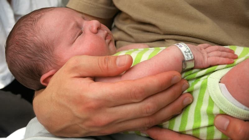 Ils sont désormais 59%: la majorité des pères ont pris la totalité de leur congé paternité après son allongement de 11 à 25 jours en 2021