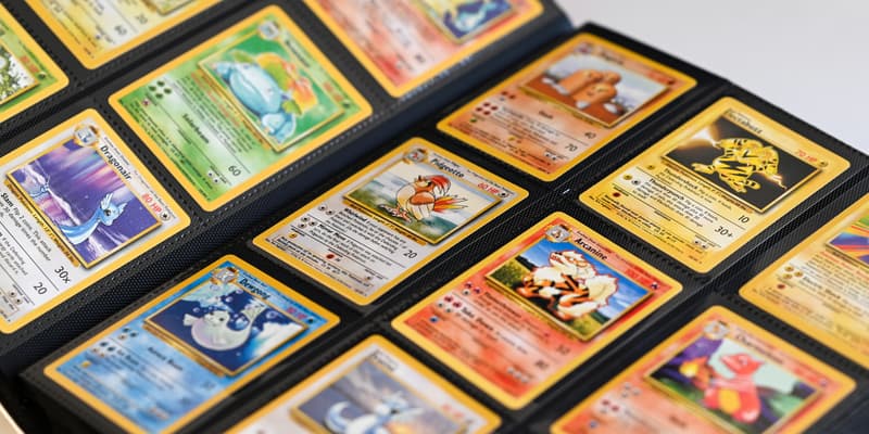 Un classeur rempli de cartes Pokémon.