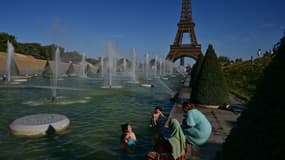 Des personnes se rafraîchissent dans les bassins du Trocadéro pendant un épisode de canicule, le 21 août 2023  à Paris