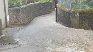 Une rue d'Irigny, dans le Rhône, inondée à cause des pluies abondantes tombées dimanche 28 avril.