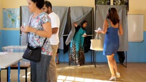 Des électeurs se rendent aux urnes le 7 mai pour le second tour de l'élection présidentielle. 