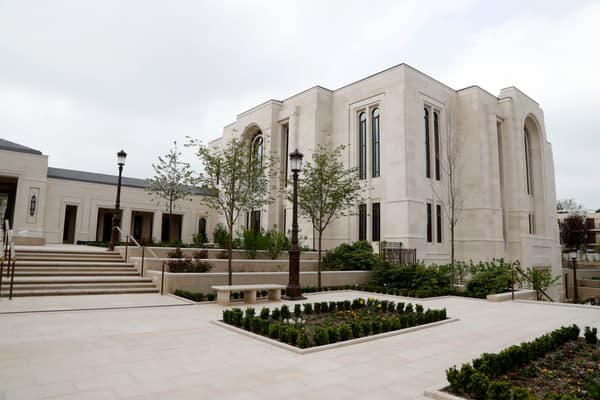 Une vue du premier temple mormon français au Chesnay (Yvelines). Une vue du premier temple mormon français au Chesnay (Yvelines).