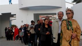 File d'attente d'électeurs à Tunis. Le taux de participation aux élections constituantes tunisiennes avoisinait les 70% à trois heures de la fermeture des bureaux de vote. /Photo prise le 23 octobre 2011REUTERS/Jamal Saidi