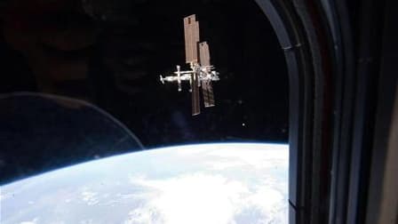 Vue de la Station spatiale internationale. Un vaisseau russe qui devait ravitailler l'ISS en vivres et en carburant s'est embrasé en plein vol mercredi. /Photo d'archives/REUTERS/NASA
