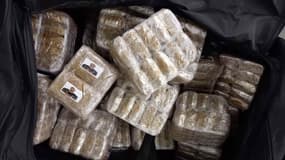 Des pains de cannabis saisis