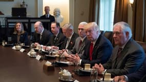 Le président américain Donald Trump (2e d), entouré par le secrétaire d'Etat Rex Tillerson (d) et le vice-président Mike Pence (3e d), écoute une déclaration du Premier ministre irakien Haider al-Abadi, le 20 mars 2017 à la Maison Blanch...