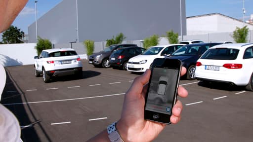 Avec le système Valeo de voiturier automatique, une seule pression sur votre smartphone suffira pour que votre auto se gare seule.