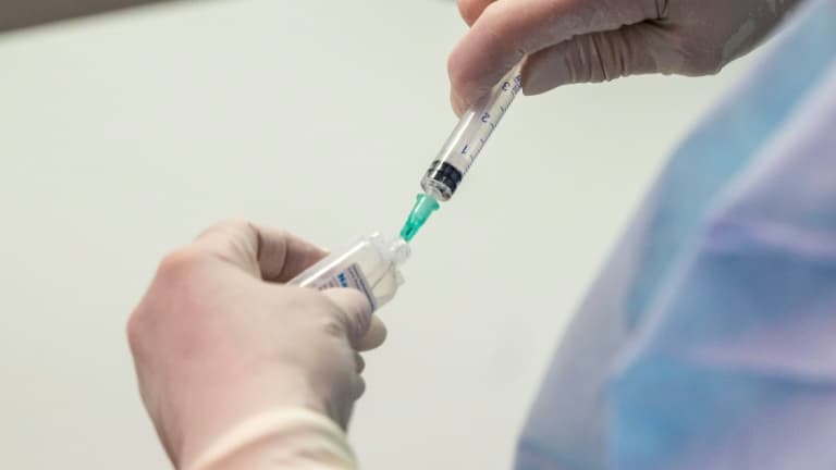 Une dose de vaccin Pfizer Biontech est préparée le 19 mai 2021 dans un centre de vaccination en Allemagne
