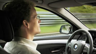Conduire sans avoir les mains sur le volant vous expose à une amende de 22 euros