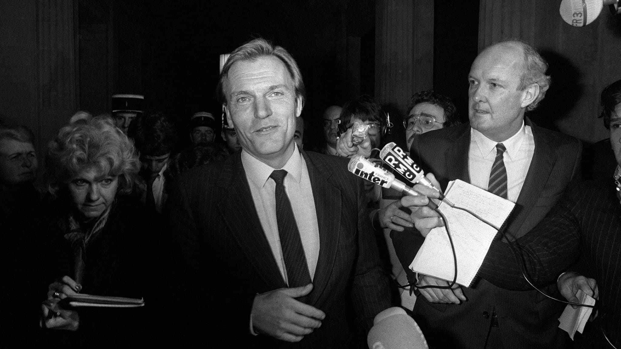 Le baron Edouard-Jean Empain (C) parle aux journalistes après avoir entendu le verdict dans le procès de 8 personnes impliquées dans l'enlèvement du baron en 1978, le 17 décembre 1982, au tribunal correctionnel de Paris. À droite, le journaliste français Ladislas de Hoyos.
AFP