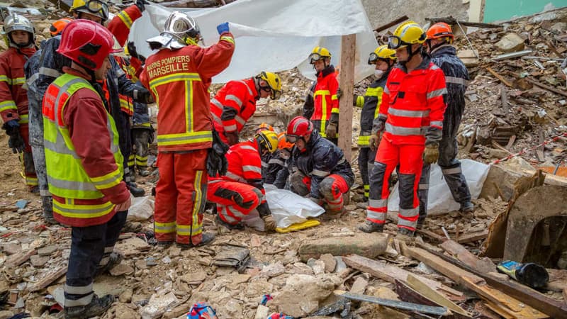 Les pompiers recherchent des survivants après l'effondrement de deux immeubles dans le quartier de Noailles à Marseille, le 6 novembre 2018