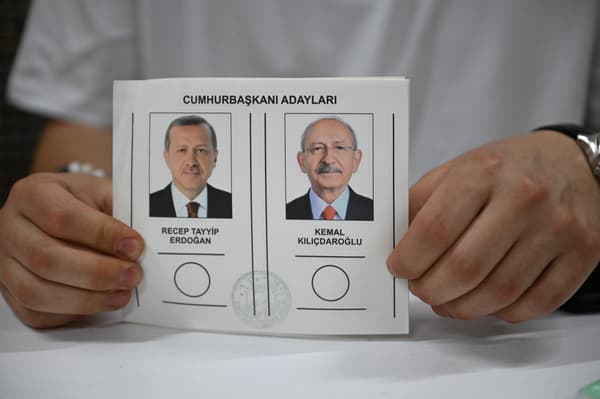 Un bulletin de vote montrant Recep Tayyip Erdogan et Kemal Kiliçdaroglu, candidats au second tour de la présidentielle en Turquie