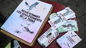 Des affiches et cartes postales vendues en soutien au collectif Les  Soulèvements de la terre, lors d'un rassemblement le 28 juin 2023 à Nantes