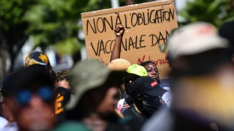 Des manifestants anti-vaccin près de  Pointe-à-Pitre, en Guadeloupe, France, le 24 novembre 2021