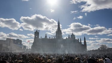 Des manifestants fument des joints près du parlement d'Ottawa en avril dernier.