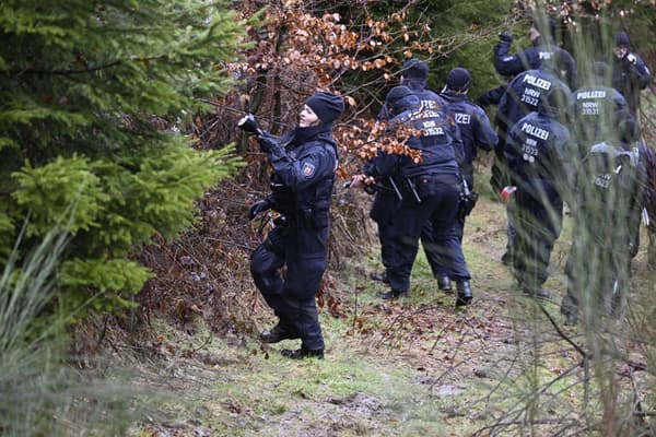 Des policiers allemands mènent l'enquête sur le lieu où le corps d'une adolescente sans vie a été retrouvé, à Freudenberg, en Allemagne, le 14 mars 2023 