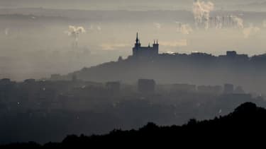 La basilique de Fourvière, à Lyon, lors d'un pic de pollution en décembre 2016.