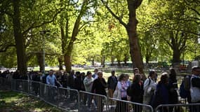 Des Britanniques font la queue à Southwark Park pour rendre hommage à la défunte reine Elizabeth II, à Londres, le 16 septembre 2022.