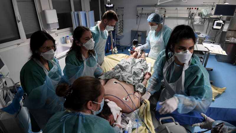 Des soignants autour d'un patient atteint du Covid-10 en réanimation, le 4 mai 2021 à l'hôpital Louis-Mourier, à Colombes