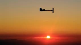 L'avion prototype solaire de Solar Impulse piloté par André Borschberg au lever du soleil près de Payerne, en Suisse, après un vol de 26 heures et 9 minutes, dont une nuit entière. L'aéronef de 63,4 mètres d'envergure est propulsé par quatre moteurs élect