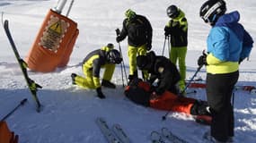 Les secours viennent en aide à une personne blessée à Val Thorens, dans les Alpes, le 6 janvier 2018