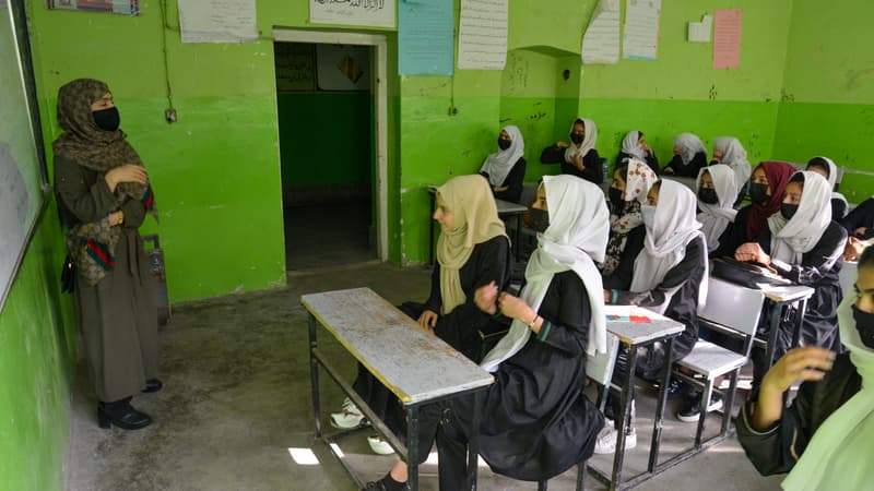 Des jeunes filles à l'école à Kaboul le 23 mars 2022, avant que la fermeture des établissements aux filles ne soit prononcée.