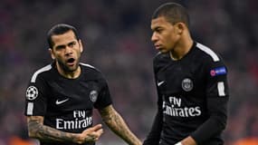 Dani Alves avec Kylian Mbappé au PSG, à Munich le 24 novembre 2022