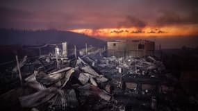 Un gigantesque incendie a ravagé une centaine de maisons, dans le sud de Valparaiso, au Chili. 