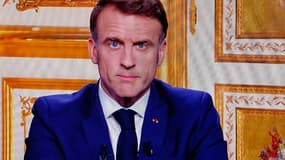 Le président Emmanuel Macron alors qu'il s'adresse à la nation lors d'une diffusion télévisée depuis le palais présidentiel de l'Élysée, le jour de la démission du Premier ministre le 5 décembre 2024, après la défaite parlementaire la veille, qui a forcé son gouvernement à démissionner. 
