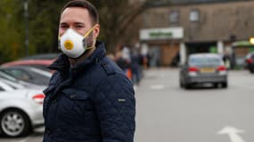 Un homme porte un masque de protection dans le sud de Londres, le 29 mars 2020. 