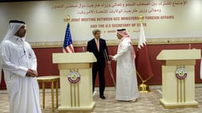 Le secrétaire d'Etat américain John Kerry au côté du ministre qatari des Affaires étrangères Khaled al-Attiya, le 3 août à Doha.