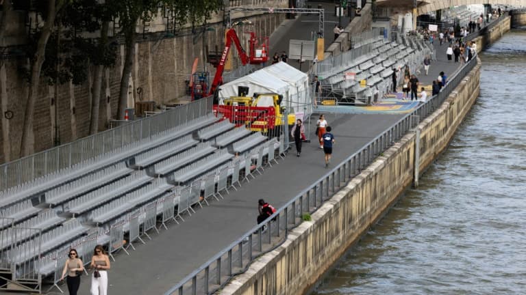 Des stands en cours d'installation sur le parcours de la cérémonie d'ouverture en plein air sur la Seine des Jeux olympiques de Paris 2024, à Paris, le 10 juillet 2024