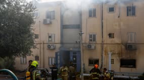Les forces de sécurité israéliennes et le personnel d’urgence se déploient sur un site touché par des roquettes tirées depuis le Liban dans la ville de Kiryat Shmona, dans le nord d’Israël, près de la frontière libanaise, le 9 octobre 2024. (Photo d'illustration)
