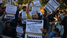 Des Indiens manifestaient vendredi à New Delhi contre Uber, après le viol d'une jeune fille dans une voiture de la société.