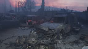 Des véhicules brûlés à Saint-Laurent-de-la-Cabrerisse (Aude) lors d'un violent incendie le mardi 5 août 2025.
