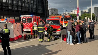 Des membres des services d'urgence travaillent sur les lieux de la gare centrale de Hambourg où plusieurs personnes ont été poignardées le 23 mai 2025.
