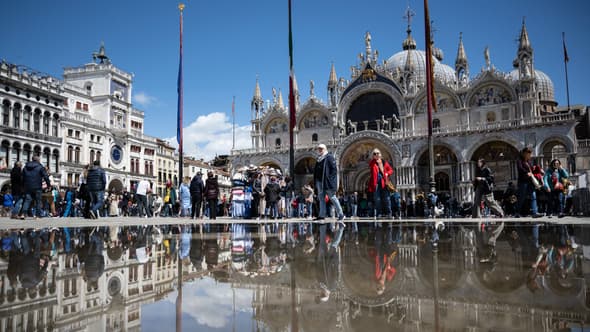 Des touristes à Venise, le 25 avril 2024