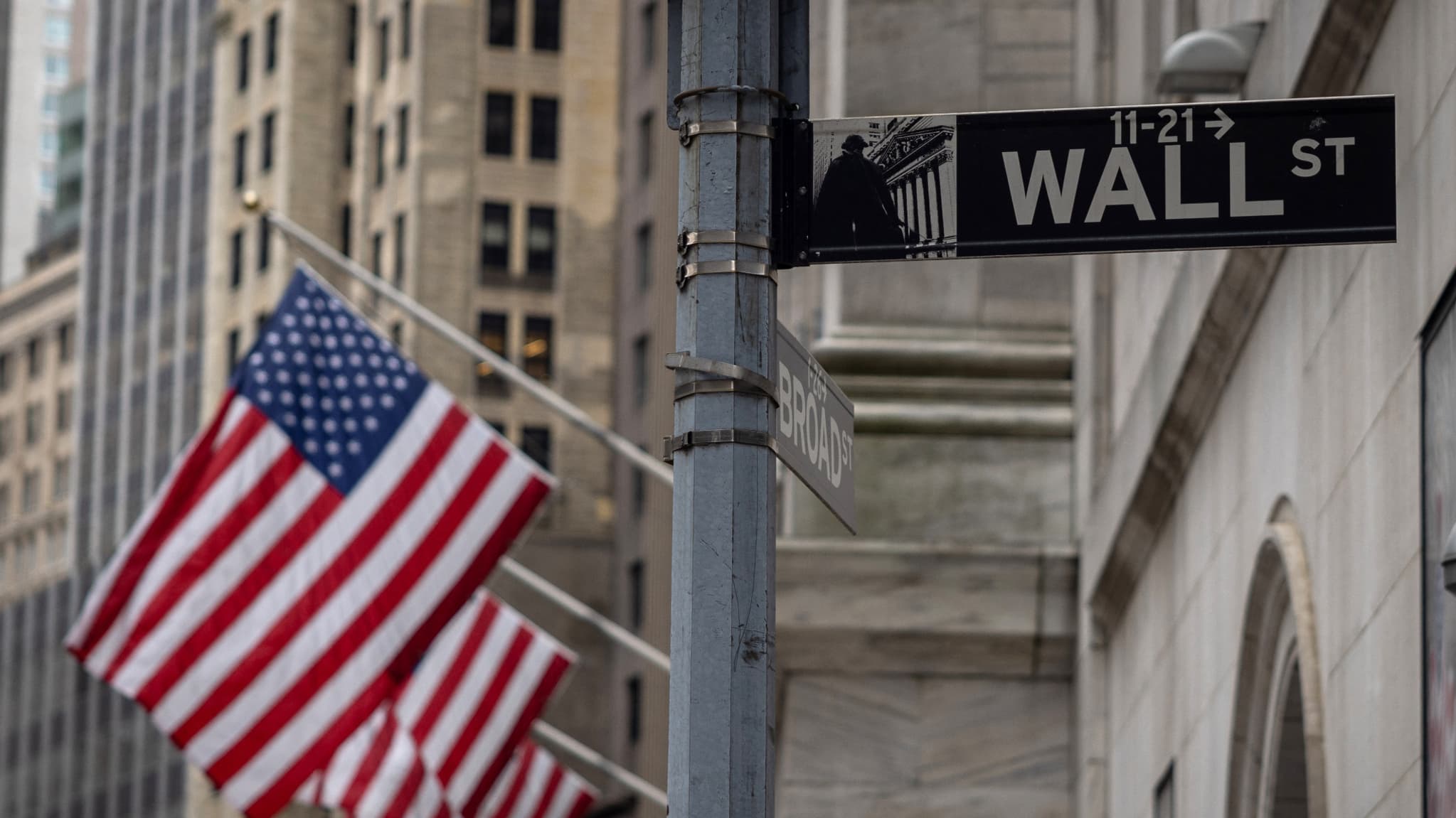 Le panneau indiquant Wall Street devant la Bourse de New York, le 16 juin 2022 (photo d'illustration) Le panneau indiquant Wall Street devant la Bourse de New York, le 16 juin 2022 (photo d'illustration)