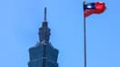 Le drapeau taïwanais flotte devant la tour Taipei 101 à Taipei, le 2 juillet 2025 (photo d'illustration)