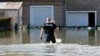 Policier dans un quartier inondé de La Rochelle. La tempête Xynthia a fait au moins 40 morts en France, dont 29 dans le seul département de la Vendée. /Photo prise le 28 février 2010/REUTERS/Régis Duvignau