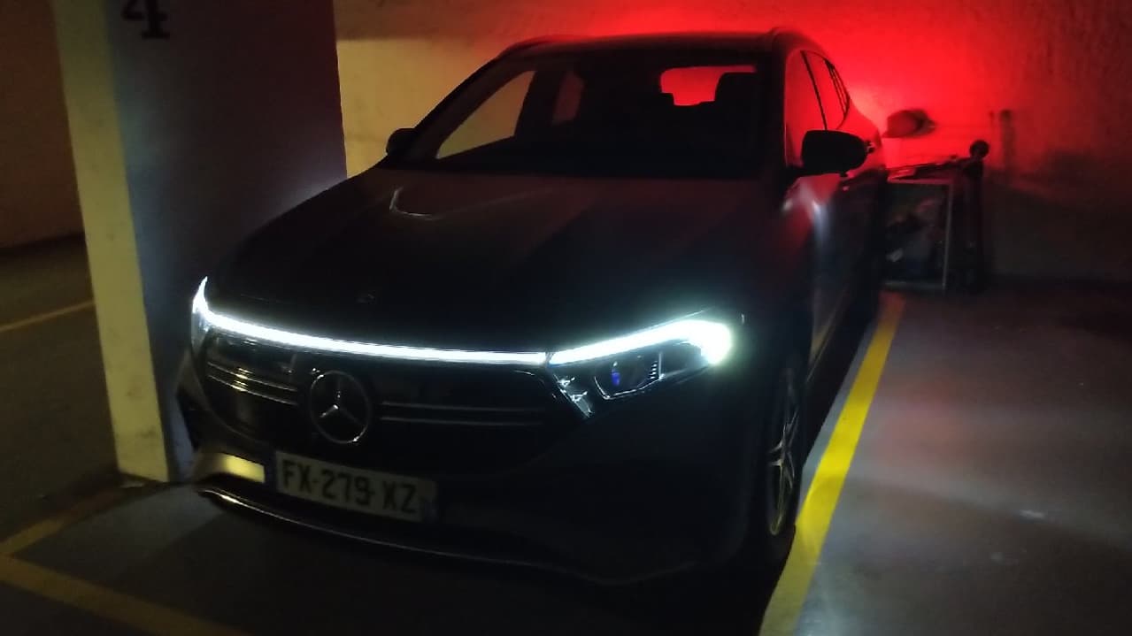 Ce "petit" SUV (4,4m) se trouve doté d’une autonomie finalement équivalente à celle de l’EQC, pourtant plus grand, avec 416 kilomètres contre 421.