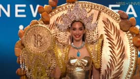 Alejandra Guajardo, la représentante du Salvador à Miss Univers 71, a porté une tenue sur le thème du bitcoin lors du "National Costume Show" du concours de Miss Univers.