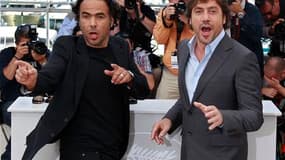 Le réalisateur mexicain Alejandro Gonzalez Inarritu (à gauche) présente en compétition à Cannes son film "Biutiful", avec Javier Bardem. La palme d'or sera remise dimanche à l'un des 19 films en lice. /Photo prise le 17 mai 2010/REUTERS/Yves Herman