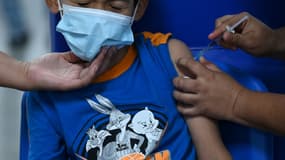 Un enfant reçoit une dose du vaccin anti-Covid. 