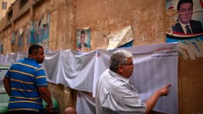 Devant un bureau de vote au Caire.