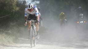 Remco Evenepoel sur les chemins blancs du Tour de France lors de la 9e étape, le 7 juillet 2024