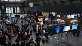 Des voyageurs attendent à la gare de l'Est où le trafic est interrompu après un acte de sabotage, le 24 janvier 2023 à Paris